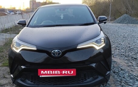 Toyota C-HR I рестайлинг, 2018 год, 2 200 000 рублей, 16 фотография