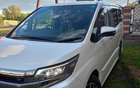 Toyota Noah III, 2018 год, 2 700 000 рублей, 3 фотография