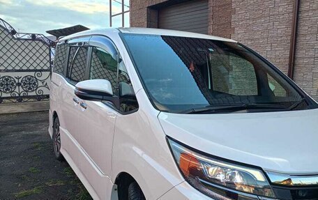 Toyota Noah III, 2018 год, 2 700 000 рублей, 4 фотография