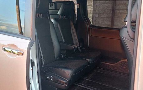 Toyota Noah III, 2018 год, 2 700 000 рублей, 12 фотография