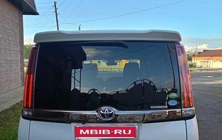 Toyota Noah III, 2018 год, 2 700 000 рублей, 6 фотография