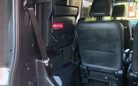Toyota Noah III, 2018 год, 2 700 000 рублей, 9 фотография
