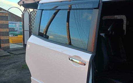 Toyota Noah III, 2018 год, 2 700 000 рублей, 13 фотография