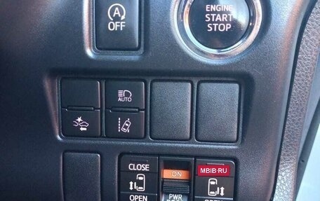 Toyota Noah III, 2018 год, 2 700 000 рублей, 18 фотография