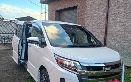Toyota Noah III, 2018 год, 2 700 000 рублей, 28 фотография