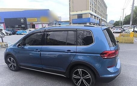 Volkswagen Touran III, 2020 год, 1 635 000 рублей, 2 фотография