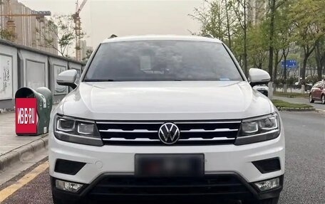Volkswagen Tiguan II, 2021 год, 1 700 000 рублей, 2 фотография