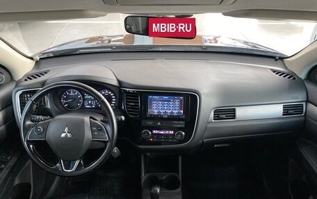 Mitsubishi Outlander III рестайлинг 3, 2016 год, 1 799 000 рублей, 10 фотография