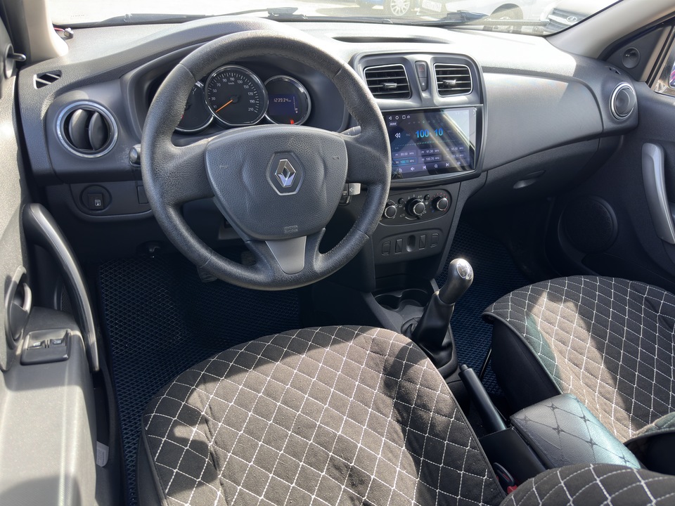 Renault Logan II, 2017 год, 750 000 рублей, 11 фотография