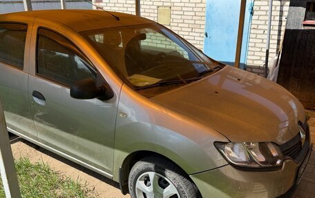 Renault Logan II, 2018 год, 900 000 рублей, 4 фотография