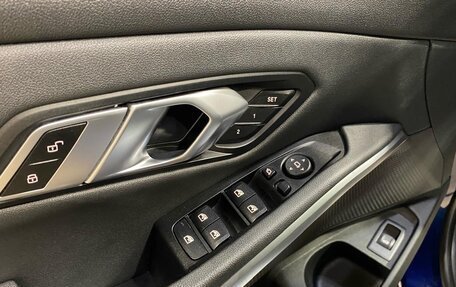 BMW 3 серия, 2019 год, 3 890 000 рублей, 14 фотография