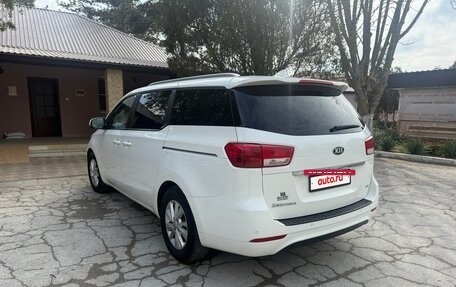 KIA Carnival III, 2017 год, 2 460 000 рублей, 2 фотография
