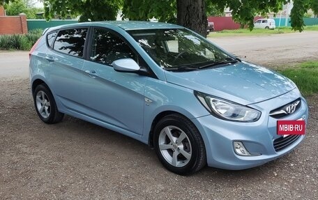Hyundai Solaris II рестайлинг, 2011 год, 740 000 рублей, 2 фотография