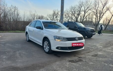 Volkswagen Jetta VI, 2013 год, 1 120 000 рублей, 2 фотография