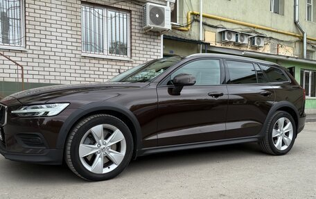 Volvo V60 Cross Country II, 2020 год, 4 100 000 рублей, 2 фотография