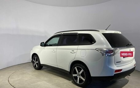 Mitsubishi Outlander III рестайлинг 3, 2013 год, 1 349 000 рублей, 9 фотография