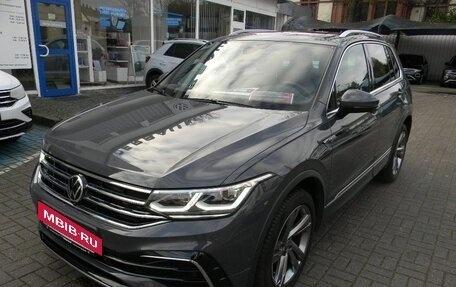 Volkswagen Tiguan II, 2021 год, 3 405 000 рублей, 2 фотография