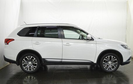 Mitsubishi Outlander III рестайлинг 3, 2016 год, 1 950 000 рублей, 4 фотография