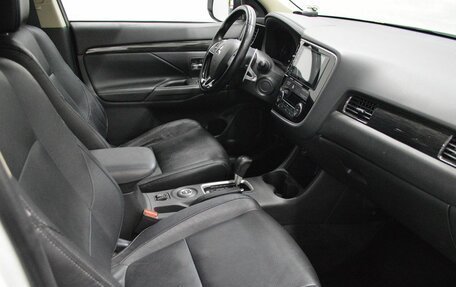 Mitsubishi Outlander III рестайлинг 3, 2016 год, 1 950 000 рублей, 12 фотография