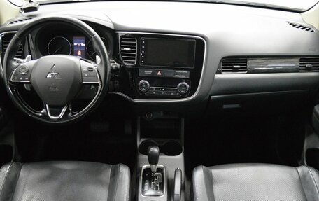 Mitsubishi Outlander III рестайлинг 3, 2016 год, 1 950 000 рублей, 14 фотография