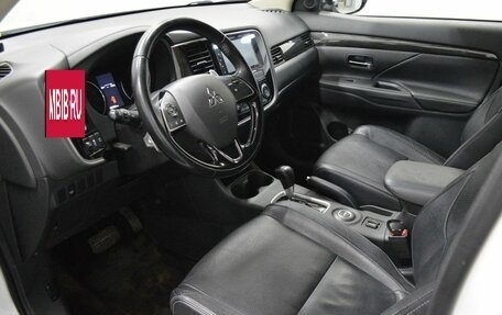 Mitsubishi Outlander III рестайлинг 3, 2016 год, 1 950 000 рублей, 10 фотография