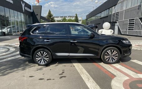 Mitsubishi Outlander III рестайлинг 3, 2019 год, 2 195 000 рублей, 4 фотография