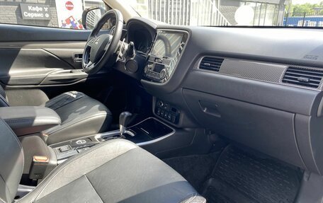Mitsubishi Outlander III рестайлинг 3, 2019 год, 2 195 000 рублей, 14 фотография