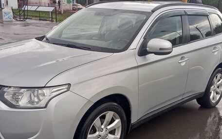 Mitsubishi Outlander III рестайлинг 3, 2014 год, 1 320 000 рублей, 2 фотография