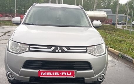 Mitsubishi Outlander III рестайлинг 3, 2014 год, 1 320 000 рублей, 3 фотография