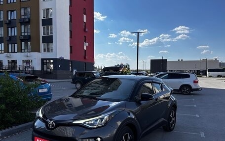 Toyota C-HR I рестайлинг, 2019 год, 3 100 000 рублей, 1 фотография