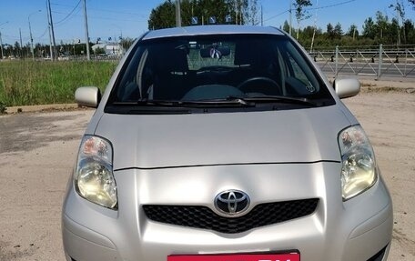 Toyota Yaris III рестайлинг, 2009 год, 620 000 рублей, 2 фотография