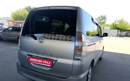 Toyota Voxy II, 2004 год, 1 250 000 рублей, 5 фотография