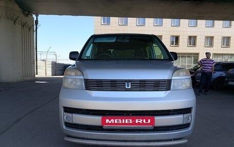 Toyota Voxy II, 2004 год, 1 250 000 рублей, 2 фотография