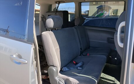 Toyota Voxy II, 2004 год, 1 250 000 рублей, 14 фотография