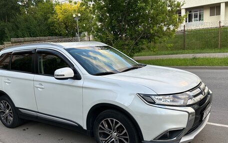 Mitsubishi Outlander III рестайлинг 3, 2016 год, 2 500 000 рублей, 2 фотография