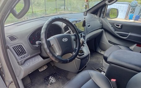 Hyundai H-1 II рестайлинг, 2010 год, 1 800 000 рублей, 4 фотография