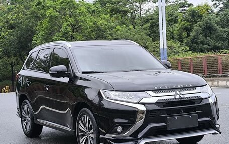 Mitsubishi Outlander III рестайлинг 3, 2023 год, 2 250 100 рублей, 4 фотография