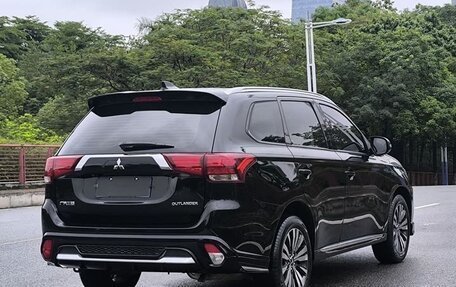 Mitsubishi Outlander III рестайлинг 3, 2023 год, 2 250 100 рублей, 9 фотография