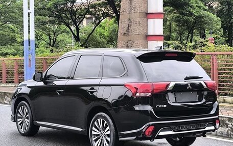 Mitsubishi Outlander III рестайлинг 3, 2023 год, 2 250 100 рублей, 6 фотография