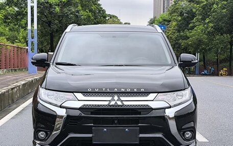 Mitsubishi Outlander III рестайлинг 3, 2023 год, 2 250 100 рублей, 2 фотография