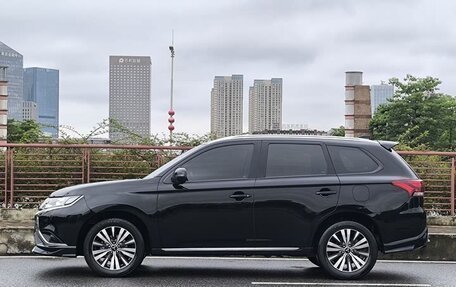 Mitsubishi Outlander III рестайлинг 3, 2023 год, 2 250 100 рублей, 5 фотография