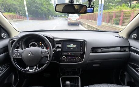 Mitsubishi Outlander III рестайлинг 3, 2023 год, 2 250 100 рублей, 10 фотография