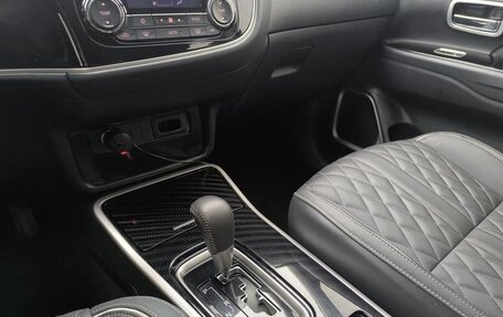 Mitsubishi Outlander III рестайлинг 3, 2023 год, 2 250 100 рублей, 15 фотография