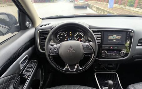 Mitsubishi Outlander III рестайлинг 3, 2023 год, 2 250 100 рублей, 12 фотография