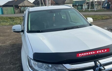 Mitsubishi Outlander III рестайлинг 3, 2015 год, 1 550 000 рублей, 12 фотография