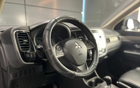 Mitsubishi Outlander III рестайлинг 3, 2013 год, 1 675 000 рублей, 12 фотография