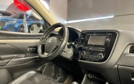 Mitsubishi Outlander III рестайлинг 3, 2013 год, 1 675 000 рублей, 15 фотография