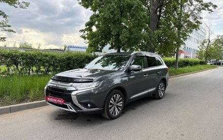 Mitsubishi Outlander III рестайлинг 3, 2019 год, 2 490 000 рублей, 1 фотография