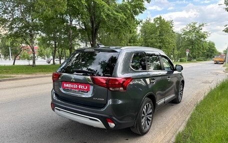 Mitsubishi Outlander III рестайлинг 3, 2019 год, 2 490 000 рублей, 6 фотография
