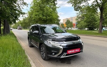Mitsubishi Outlander III рестайлинг 3, 2019 год, 2 490 000 рублей, 3 фотография